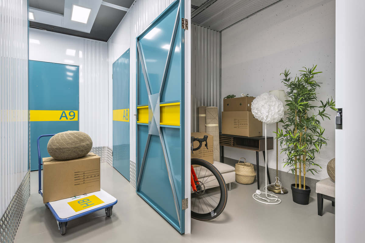Hublibox Spreitenbach – Innenansicht mit türkisen Türen und offener Box mit Möbeln